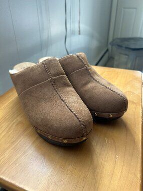 Women's size 11 Ugg suede shoes with sheepskin. NWT